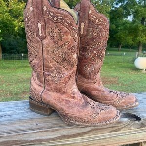 Woman’s size 8 corral boots with glitter inlay.